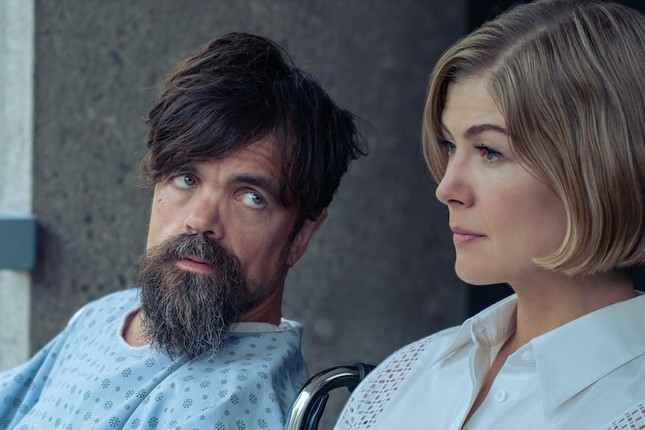 Ác nữ “Gone Girl" trở lại, gây ám ảnh với vai siêu lừa đảo trong “Người Giám Hộ Hoàn Hảo” ảnh 4
