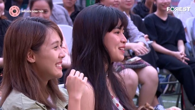 Hòa Minzy, Anh Tú hài hước diễn lại cảnh “hất tung điện thoại” của “Hậu Duệ Mặt Trời“ ảnh 6