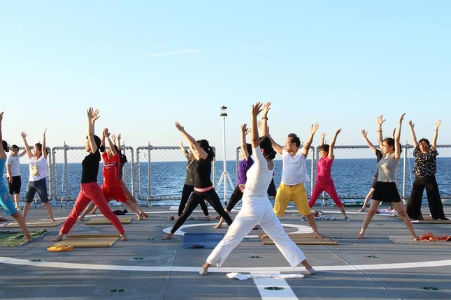 Độc đáo những buổi tập yoga giữa biển trời Trường Sa ảnh 1