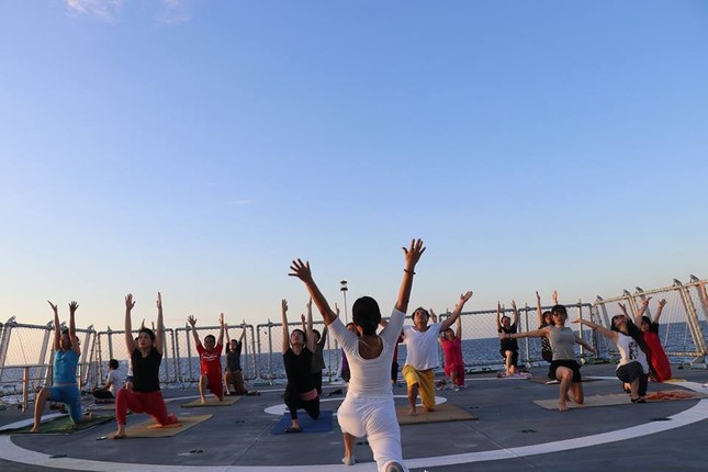 Độc đáo những buổi tập yoga giữa biển trời Trường Sa ảnh 2