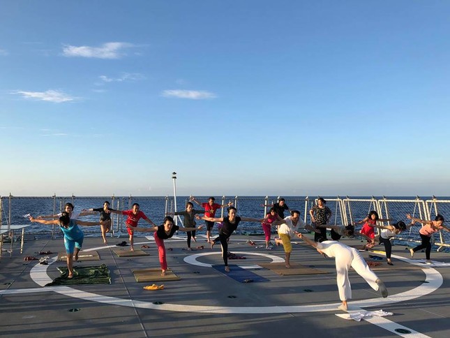 Độc đáo những buổi tập yoga giữa biển trời Trường Sa ảnh 3