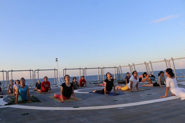 Độc đáo những buổi tập yoga giữa biển trời Trường Sa ảnh 4