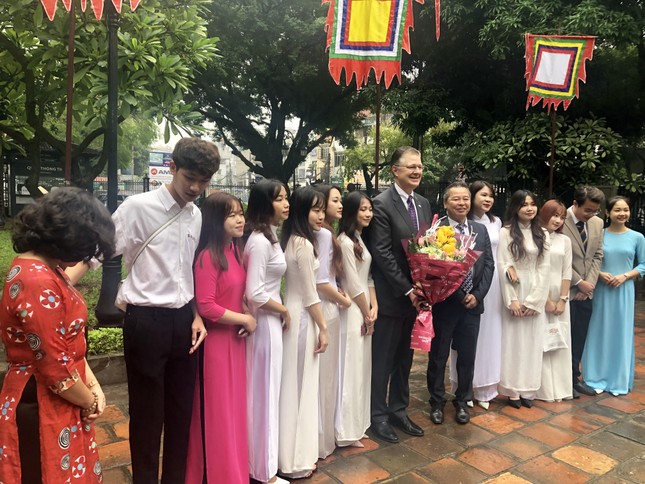 Đại sứ Mỹ thăm Văn Miếu nhân ngày Nhà giáo Việt Nam ảnh 1
