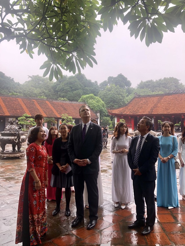 Đại sứ Mỹ thăm Văn Miếu nhân ngày Nhà giáo Việt Nam ảnh 5