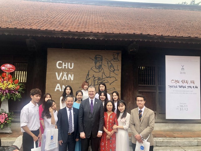 Đại sứ Mỹ thăm Văn Miếu nhân ngày Nhà giáo Việt Nam ảnh 4