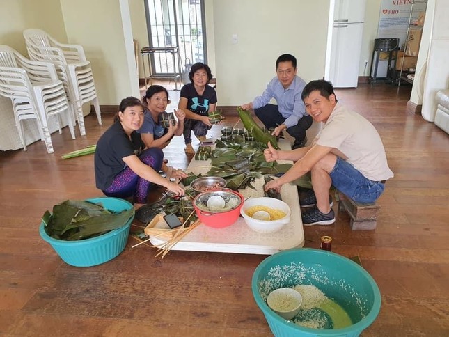 Hoa mai, hoa đào, bánh chưng xanh nơi tâm dịch COVID-19 lớn thứ ba thế giới ảnh 2