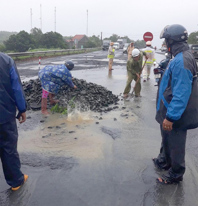 Xử lý cán bộ, ‘trảm’ nhà thầu sửa Quốc lộ 1 hư hỏng đoạn qua Phú Yên ảnh 1