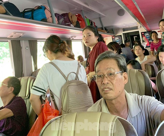 Tàu hỏa trật bánh trên đèo Hải Vân, hành khách khốn khổ vì nóng ảnh 1