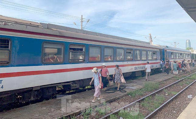 Tàu hỏa trật bánh trên đèo Hải Vân, hành khách khốn khổ vì nóng ảnh 2