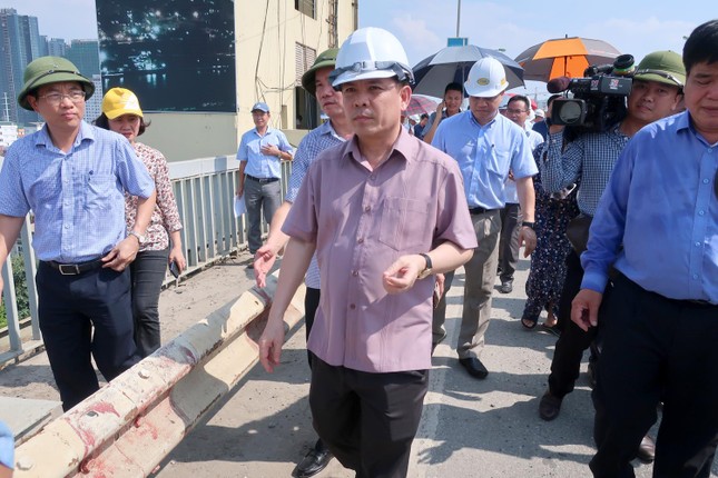 Bộ trưởng Giao thông đứng trên mặt cầu hỏng 10 năm hứa gì? ảnh 1