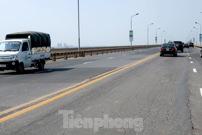 Bộ trưởng Giao thông đứng trên mặt cầu hỏng 10 năm hứa gì? ảnh 2