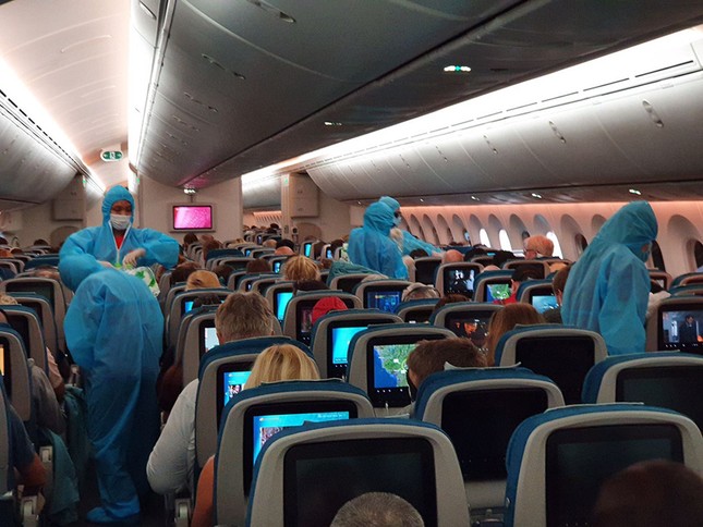 Vietnam Airlines đưa hàng viện trợ của Việt Nam và công dân châu Âu hồi hương ảnh 1