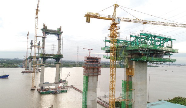 Tàu container đâm sập cẩu thi công, trụ cầu Phước Khánh có ảnh hưởng? ảnh 1