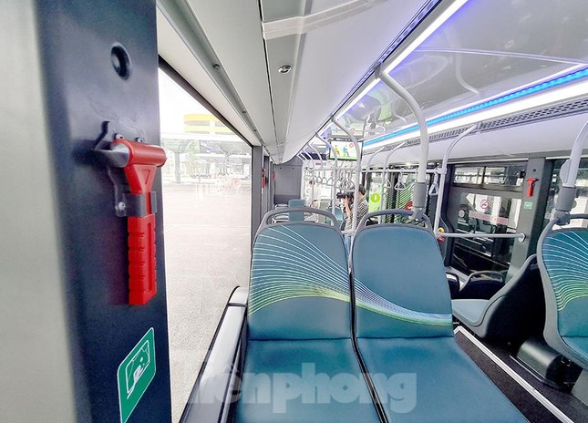 Vận hành tuyến xe buýt điện đầu tiên của Việt Nam ảnh 11
