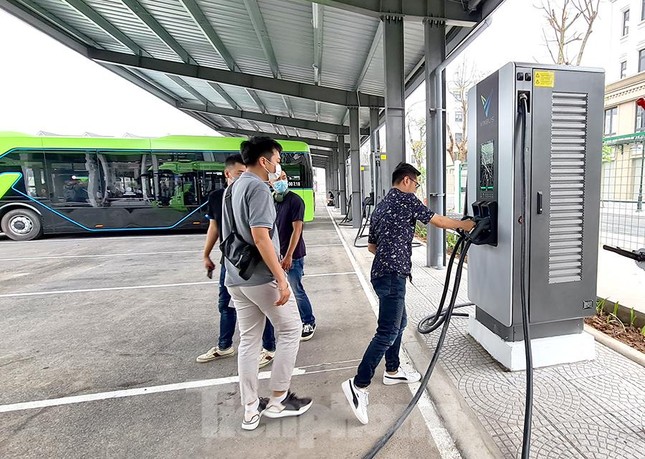 Vận hành tuyến xe buýt điện đầu tiên của Việt Nam ảnh 12
