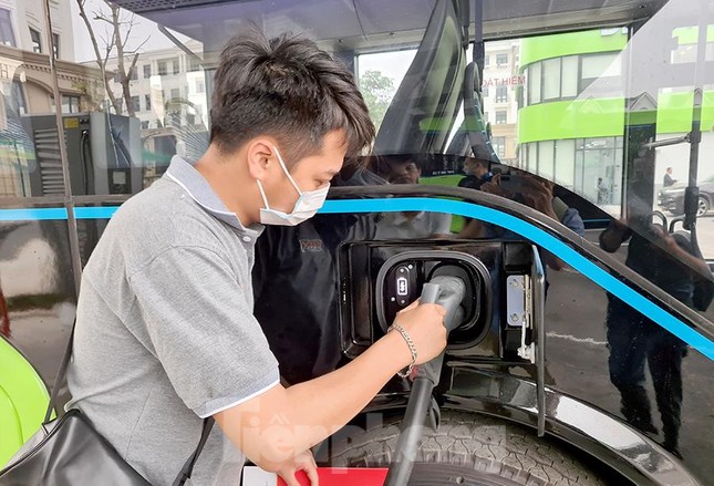 Vận hành tuyến xe buýt điện đầu tiên của Việt Nam ảnh 13