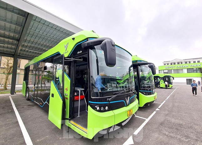 Vận hành tuyến xe buýt điện đầu tiên của Việt Nam ảnh 1