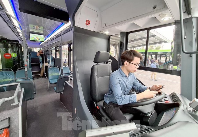 Vận hành tuyến xe buýt điện đầu tiên của Việt Nam ảnh 2
