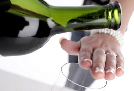 Muốn chồng cai được rượu, bạn hãy làm theo cách sau đây ảnh 1
