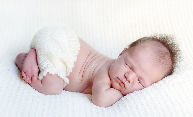 Bé cười nhiều, đi khám cha mẹ đau đớn biết lý do ảnh 1