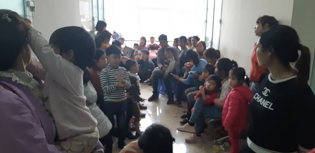 3 giờ sáng dân Bắc Ninh xếp hàng trong mưa rét chờ xét nghiệm sán lợn ảnh 4