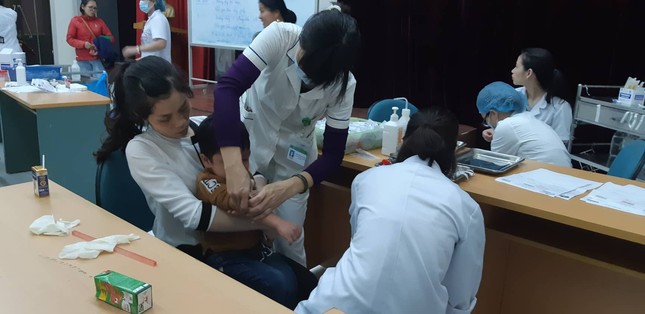 3 giờ sáng dân Bắc Ninh xếp hàng trong mưa rét chờ xét nghiệm sán lợn ảnh 5