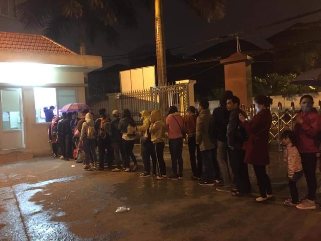 3 giờ sáng dân Bắc Ninh xếp hàng trong mưa rét chờ xét nghiệm sán lợn ảnh 2