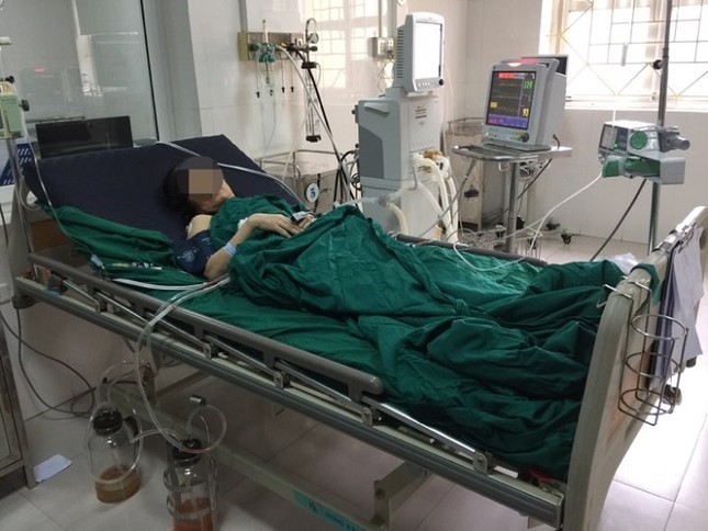 Cho phổi ngừng hoạt động 80 phút để 'bóc' khối u khủng ảnh 1