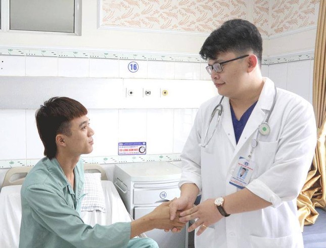 Thanh niên 18 tuổi bị đinh dài 7 cm 'du lịch' từ vai xuống tận phổi ảnh 2