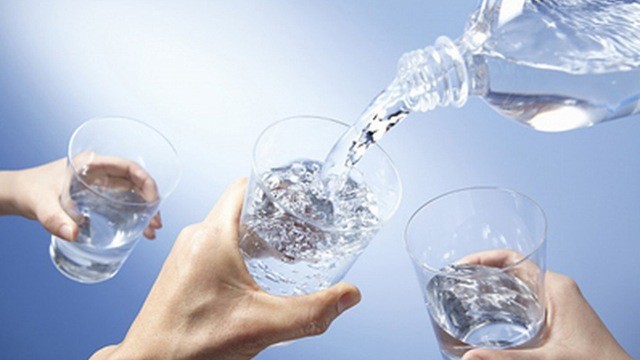 Nắng nóng uống nước kiểu này cực kỳ hại sức khỏe ảnh 2