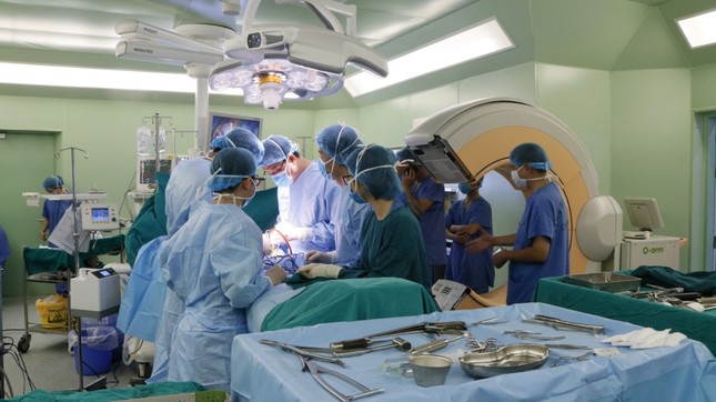 3 bệnh nhân đầu tiên ở Việt Nam được mổ vẹo cột sống bằng kỹ thuật mới ảnh 1