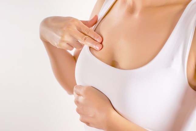 Có những dấu hiệu này, chị em đi khám ung thư ngay kẻo muộn ảnh 1