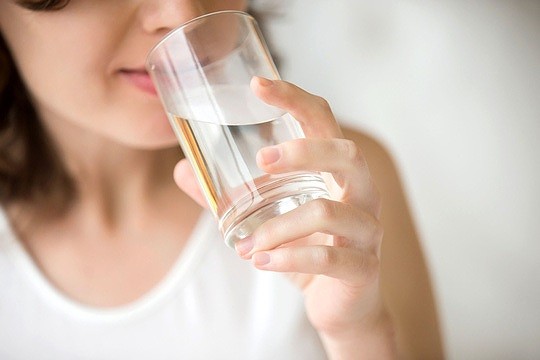 Uống nước kiểu này là 'hạ độc' cơ thể, dừng lại ngay trước khi quá muộn ảnh 2