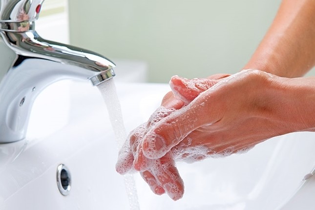 Khuyến cáo mới nhất để tránh lây Covid-19 cho người phải tiếp xúc nhiều ảnh 1