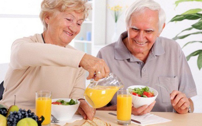 Bác sĩ khuyên người cao tuổi những việc nên làm để chống COVID-19 ảnh 2