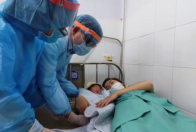 Hàng trăm bà bầu về nước cách ly: Cử đoàn bác sĩ sản khoa hỗ trợ gấp ảnh 1