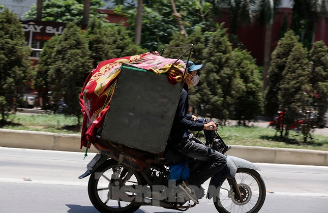Trời nắng nóng, cơ sở sản xuất đá viên chạy hết công suất vẫn cháy hàng ảnh 13