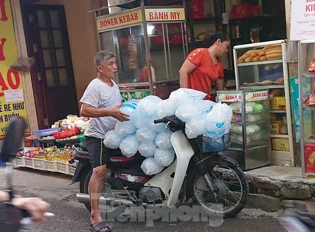 Trời nắng nóng, cơ sở sản xuất đá viên chạy hết công suất vẫn cháy hàng ảnh 14