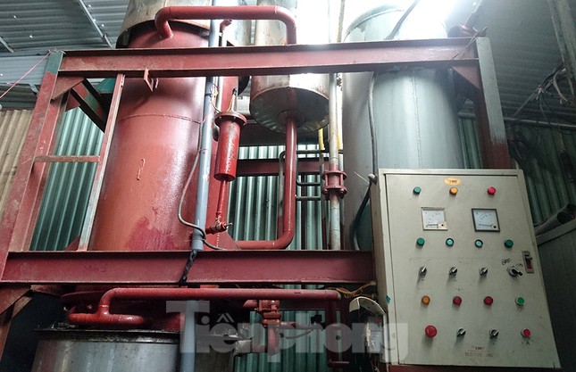 Trời nắng nóng, cơ sở sản xuất đá viên chạy hết công suất vẫn cháy hàng ảnh 3