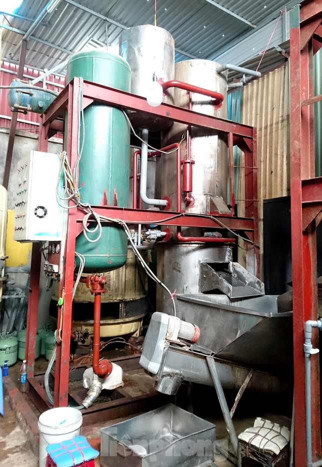 Trời nắng nóng, cơ sở sản xuất đá viên chạy hết công suất vẫn cháy hàng ảnh 2