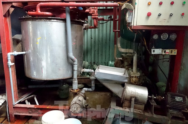 Trời nắng nóng, cơ sở sản xuất đá viên chạy hết công suất vẫn cháy hàng ảnh 1