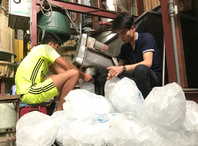 Trời nắng nóng, cơ sở sản xuất đá viên chạy hết công suất vẫn cháy hàng ảnh 4