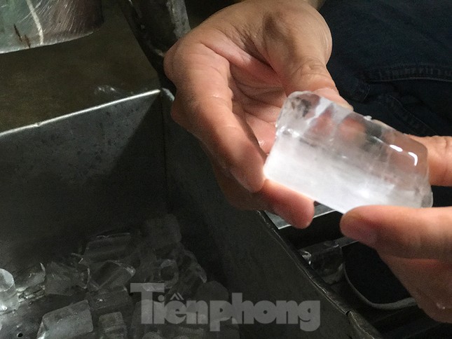 Trời nắng nóng, cơ sở sản xuất đá viên chạy hết công suất vẫn cháy hàng ảnh 5