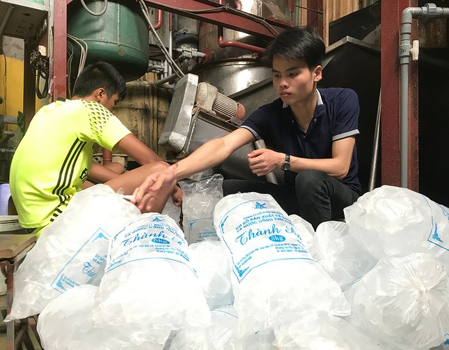 Trời nắng nóng, cơ sở sản xuất đá viên chạy hết công suất vẫn cháy hàng ảnh 8