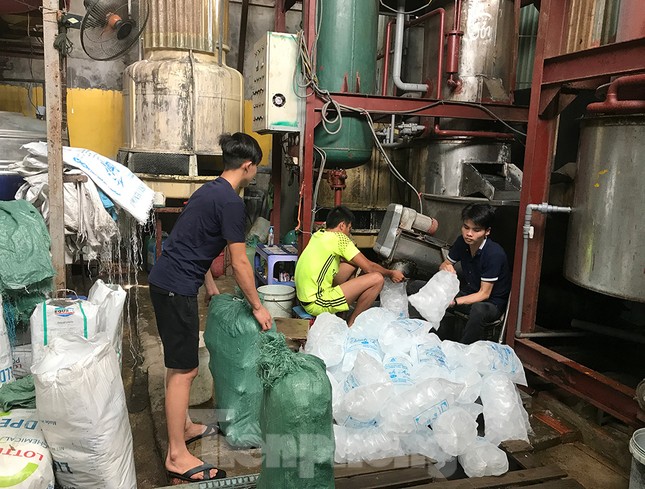 Trời nắng nóng, cơ sở sản xuất đá viên chạy hết công suất vẫn cháy hàng ảnh 9
