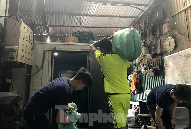 Trời nắng nóng, cơ sở sản xuất đá viên chạy hết công suất vẫn cháy hàng ảnh 11