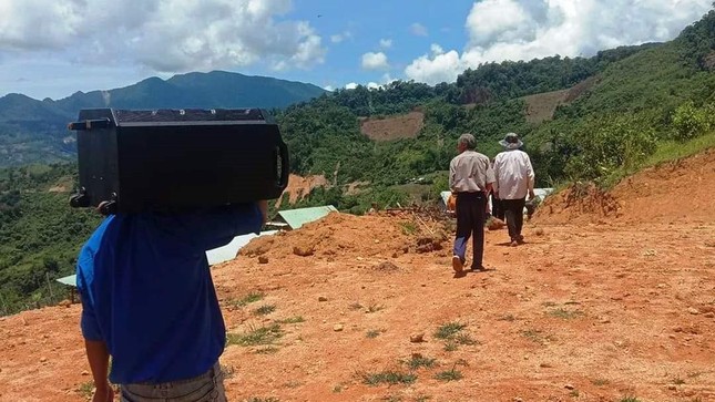 Áo xanh băng rừng lội suối, đến từng nhà dân tuyên truyền bầu cử ảnh 10