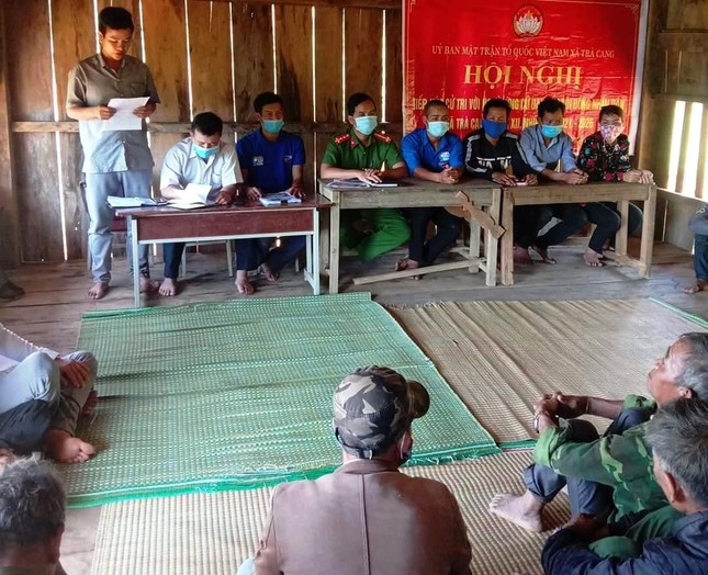 Áo xanh băng rừng lội suối, đến từng nhà dân tuyên truyền bầu cử ảnh 5