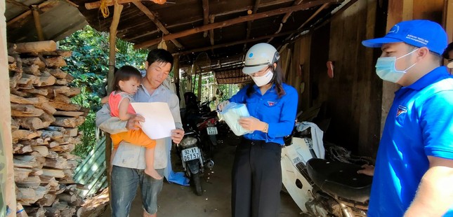 Áo xanh băng rừng lội suối, đến từng nhà dân tuyên truyền bầu cử ảnh 4