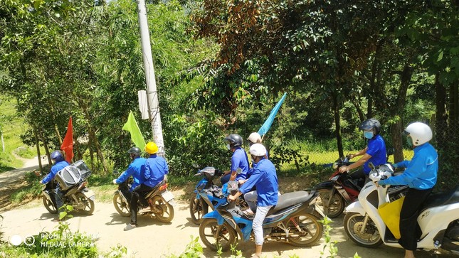 Áo xanh băng rừng lội suối, đến từng nhà dân tuyên truyền bầu cử ảnh 7
